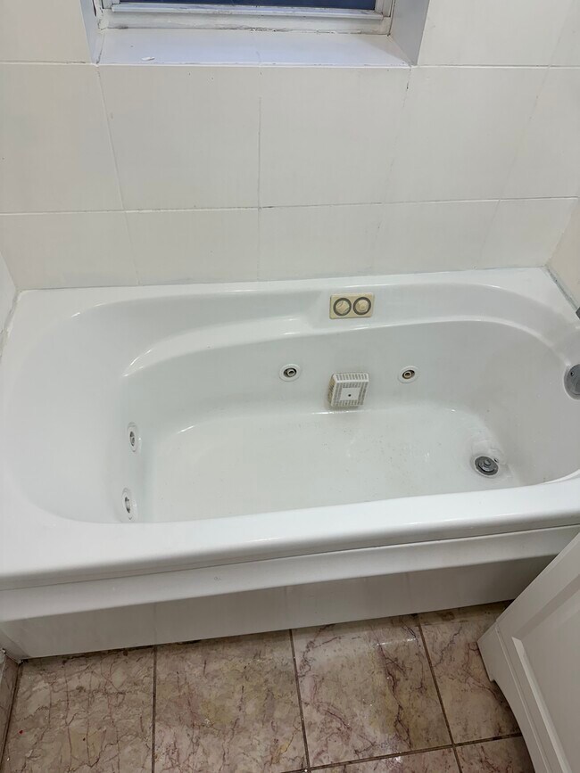 Foto del edificio - 1635 E 77th St