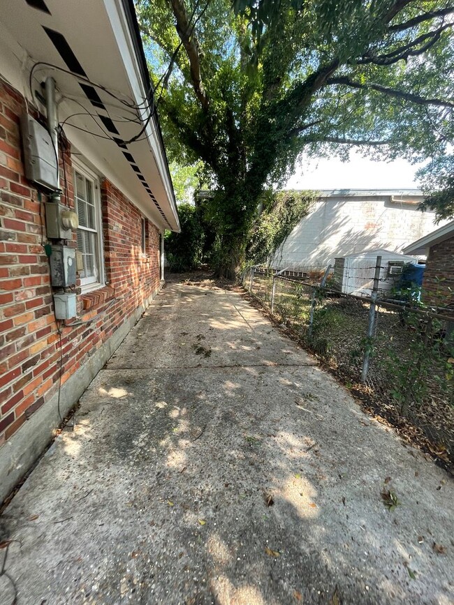 Building Photo - ** 3 bed 1 bath located in Forest Hills **...