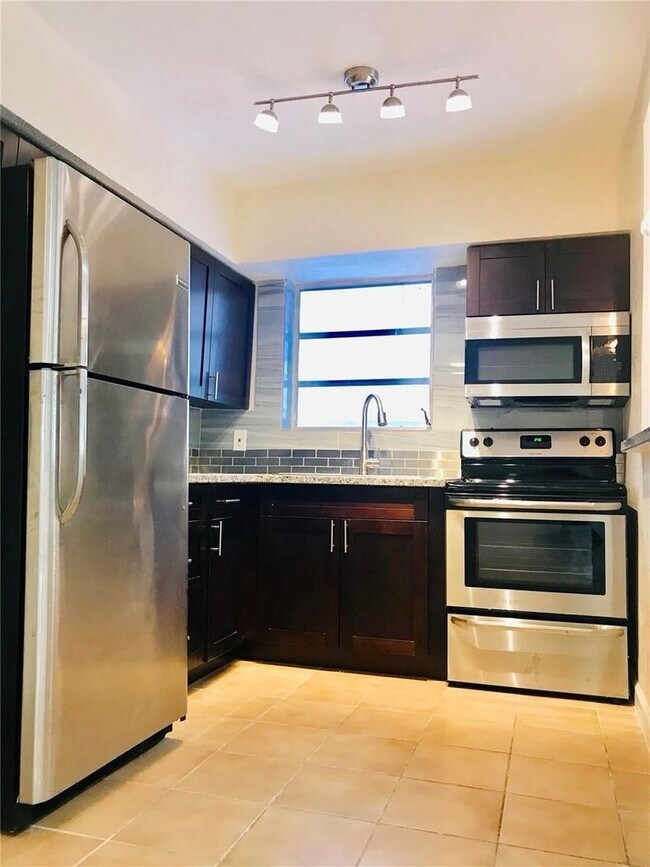 Foto del edificio - 521 NE 62nd St