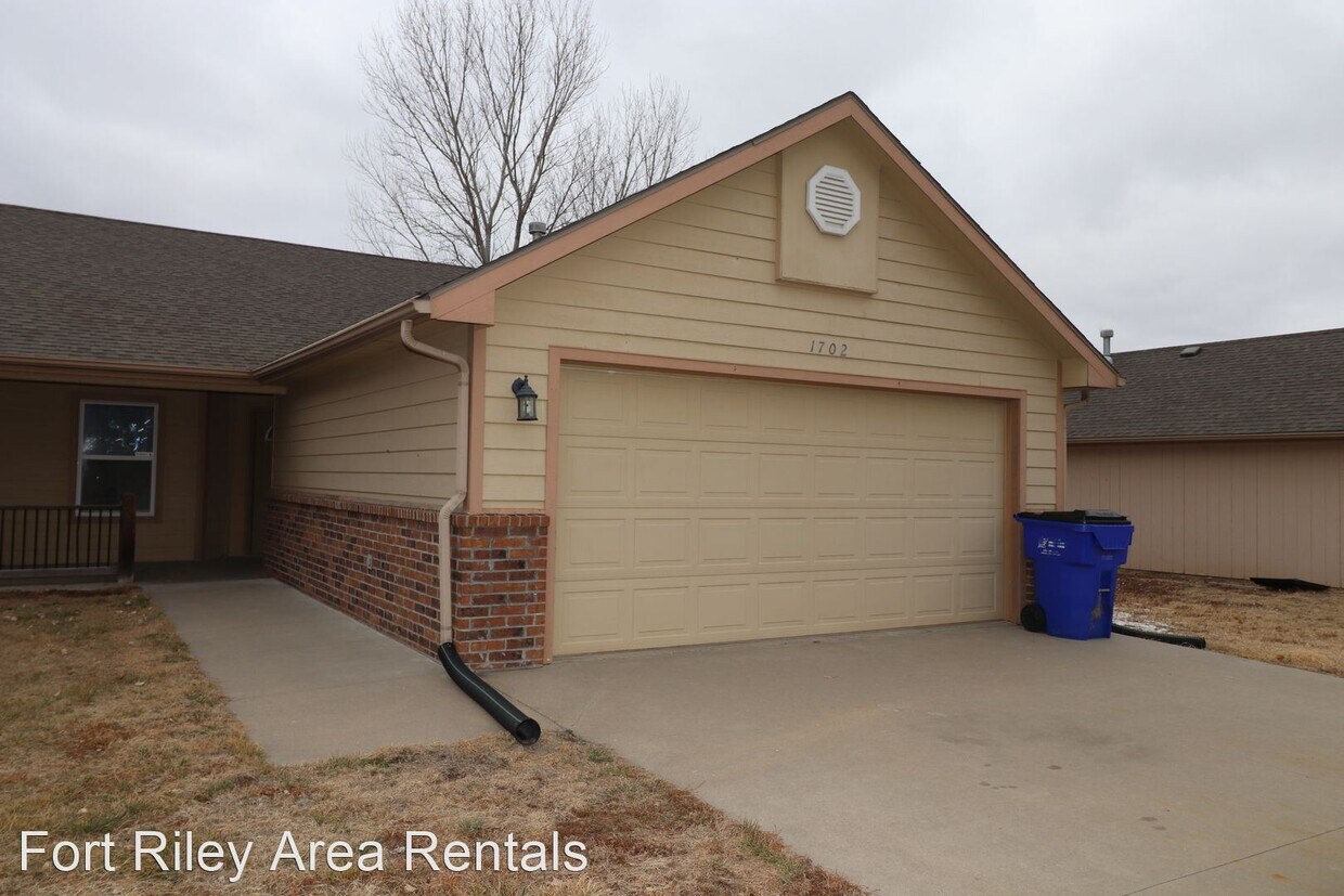 3 br, 2 bath House 1702 Clover Dr House Rental in Junction City, KS