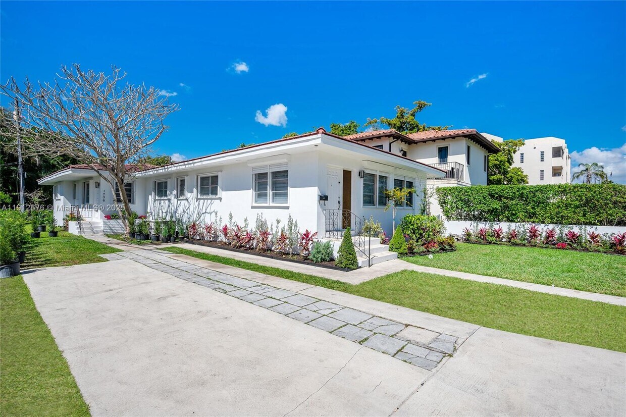 Foto principal - 1706 S Le Jeune Rd