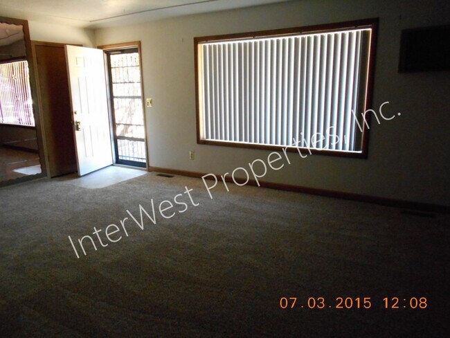 Foto del edificio - 3 Bedroom Ranch Style on Cul De Saq with Fenced Yard, Wood Stove & Garage!