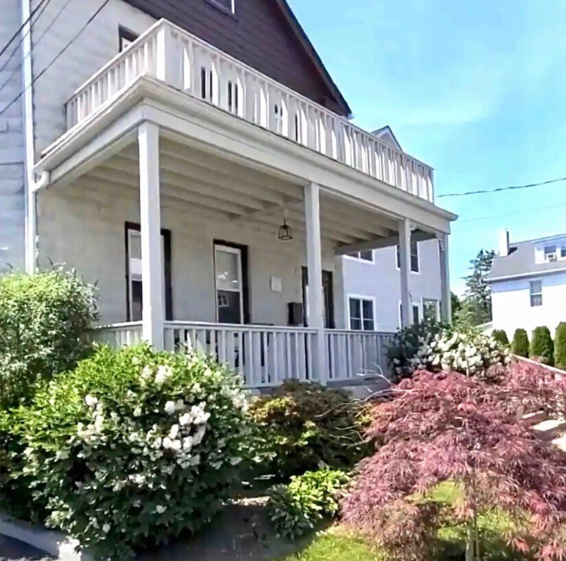Front Porch - 60 Saratoga Ave