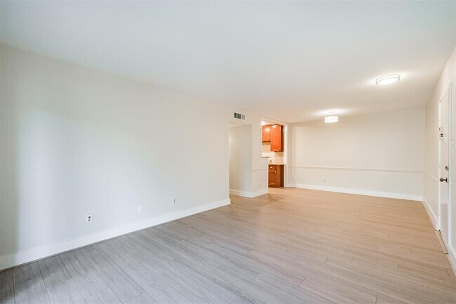 Building Photo - 7555 Katy Fwy