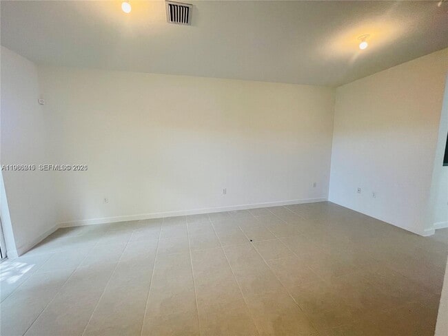 Building Photo - 1695 SE 27th Rd