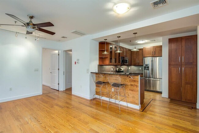 Building Photo - 207 2nd St