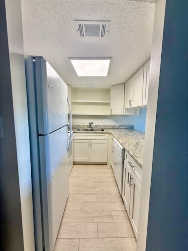 Foto del edificio - 308 Miracle Strip Pkwy SW