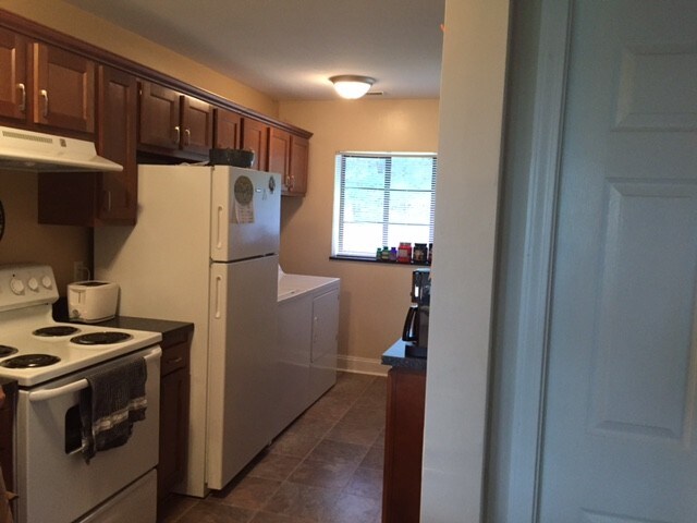 Building Photo - 1405 Summit Dr