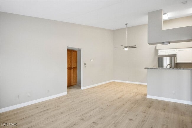 Foto del edificio - 1575 W Warm Springs Rd