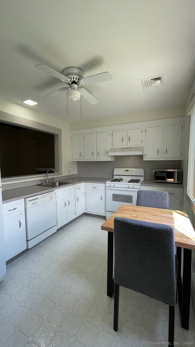 14 Algonquin Ln Unit C, Stratford, CT 06614 Condo for Rent in Stratford, CT