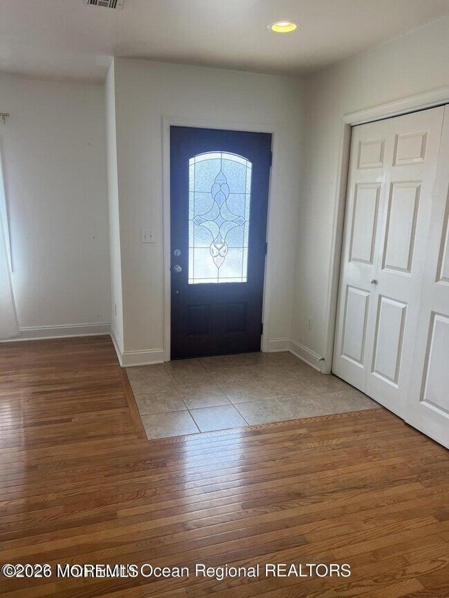 Building Photo - 83 Vanard Dr