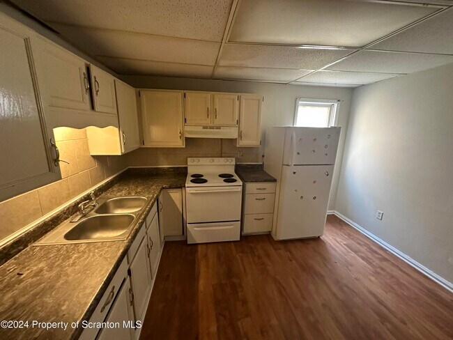 Building Photo - 850 Capouse Ave