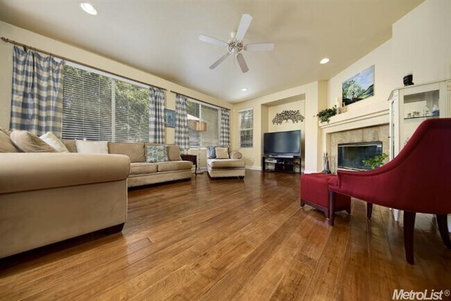 Building Photo - 4819 Village Green Dr