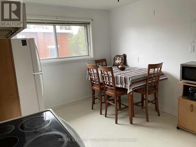 Building Photo - 482 Vernon Ave