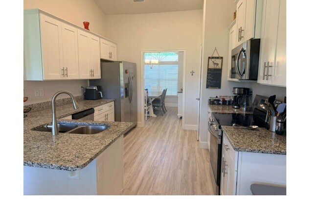 Foto del edificio - 297 SW Silverpalm Dr