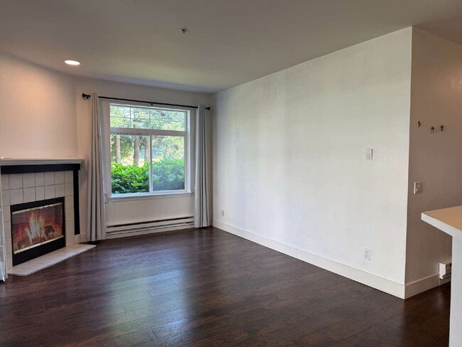 Building Photo - The Lakes @ Kent Community Condo Unit Avai...