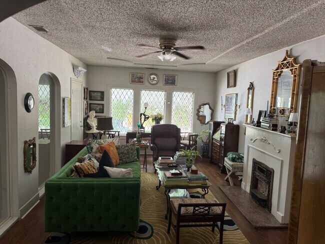 Den / Living Room - 4006 Hawthorne Ave