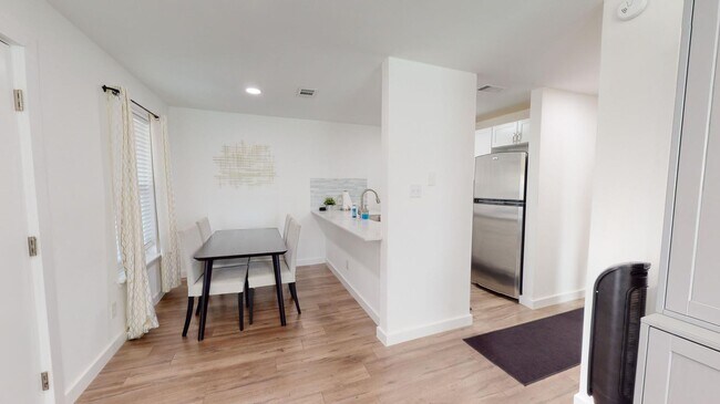Foto del edificio - 6409 Burns Street Unit 307