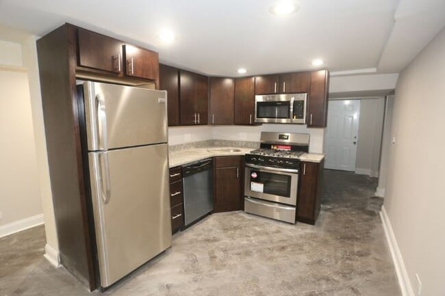 Building Photo - Appealing 1 Bedroom, 1 Bath in Lakeview (R...