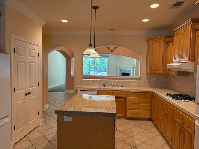 Foto del edificio - Spacious 1,950 Sq. Ft. Home with 3-Car Garage in Redding