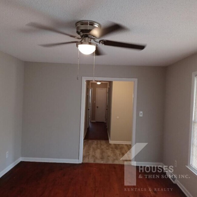 Foto del edificio - 218 Singing Woods Ln