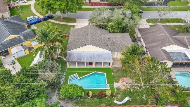 Building Photo - 5340 SW 115th Ave