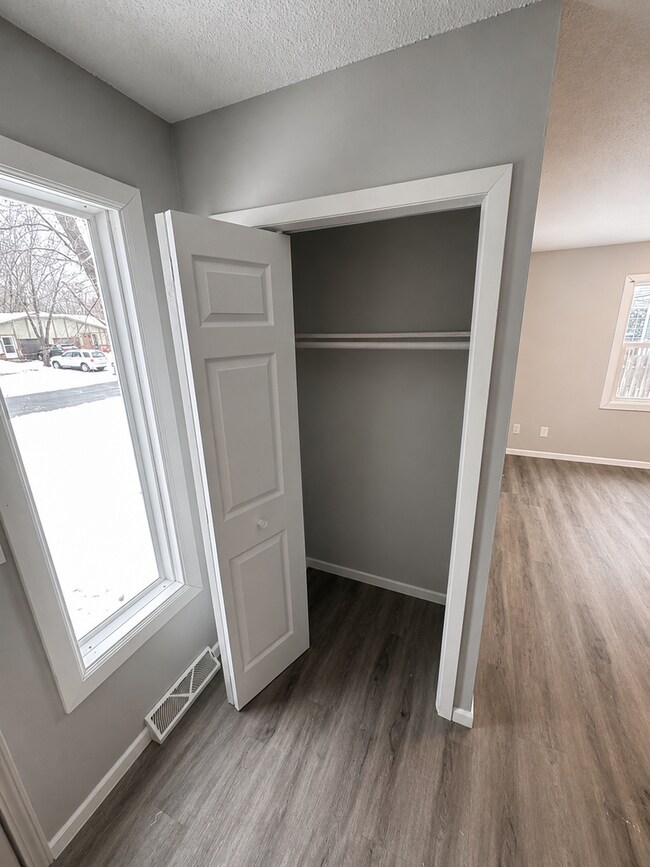 Foto del edificio - 12421 Tyler St NE