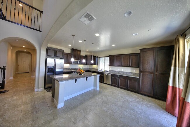 Building Photo - 703 American Ave