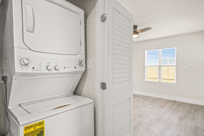 Building Photo - BEAUTIFUL 2 BEDROOMS/1 BATHROOM FULLY RENOVATED DUPLEX CLOSE TO MEDICAL CENTER