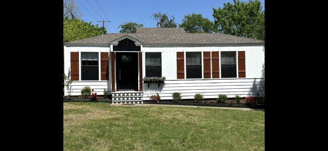 Foto del edificio - Beautiful River Oaks home 3 bed 1 bath Cov...