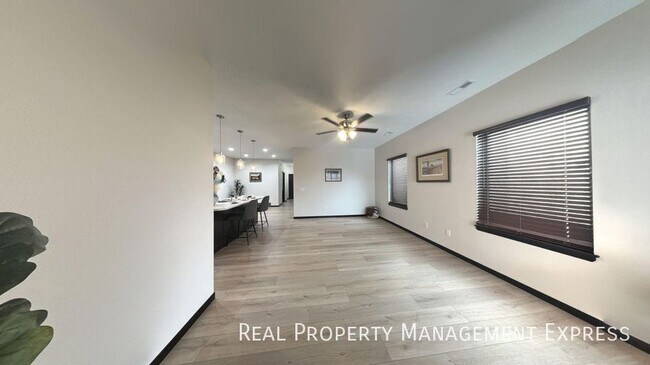 Foto del edificio - Spacious 3 Bed 2 Bath Townhome