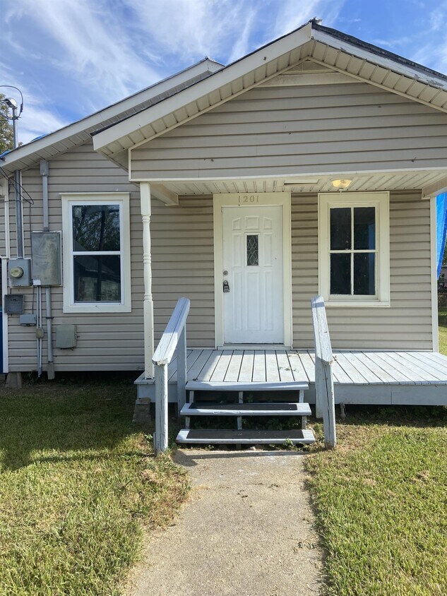 Foto principal - 1201 S Sterling St