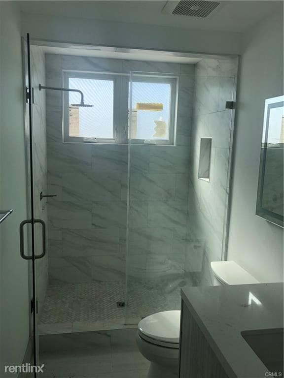Building Photo - 2 br, 1 bath Triplex - 1201 Bayview Dr # A