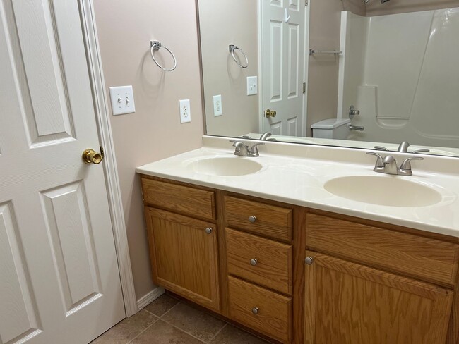 Foto del edificio - Very sharp 3 BR, 2.5 bathroom,  updated ap...