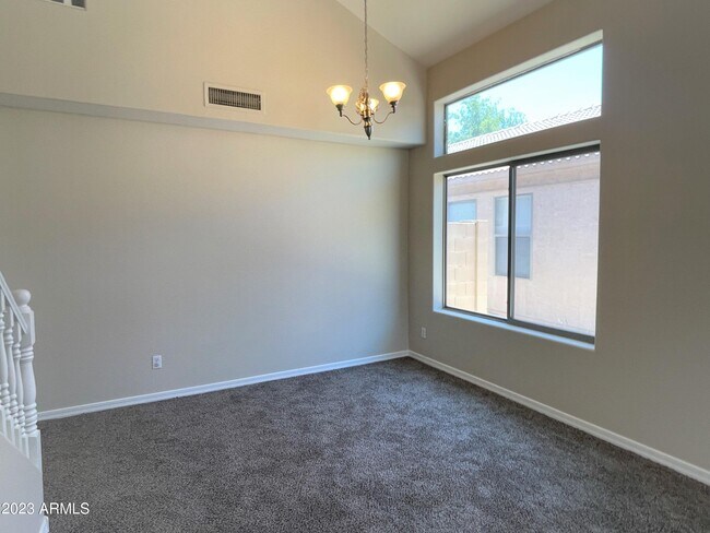 Foto del edificio - 2047 W Vineyard Plains Dr