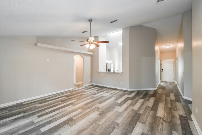 Foto del edificio - 1223 Summer Springs Drive