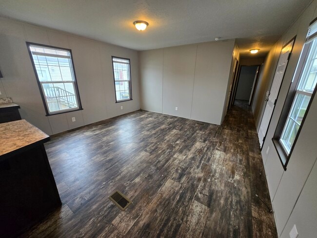 Building Photo - 6001 E Maple