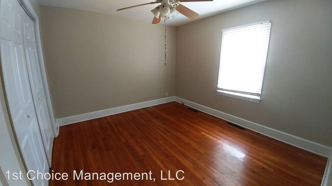 Foto del edificio - 2218 E Cone Blvd