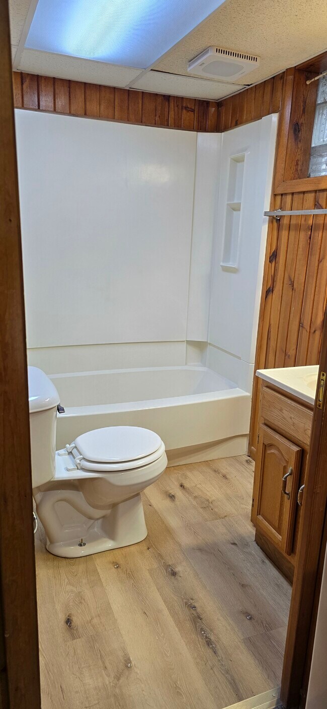 Foto del edificio - 1420 Thompson Ave