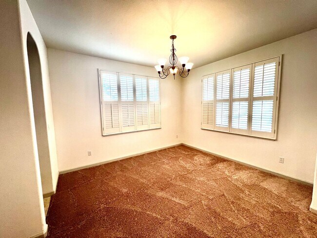Building Photo - Beautiful 4 Bed 3.5 Bath With Huge Bonus L...