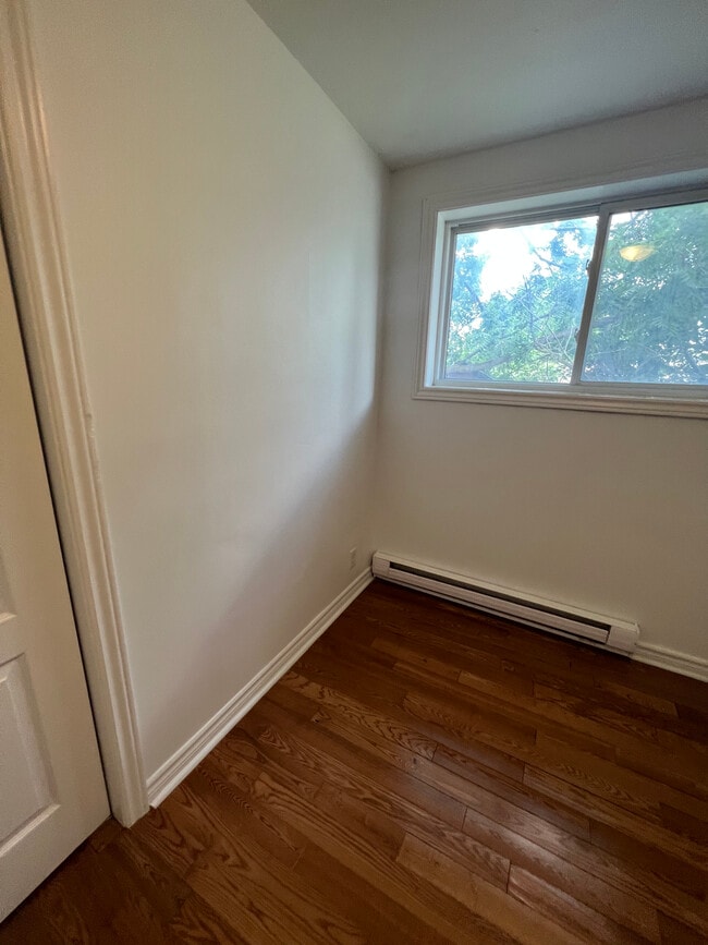 Building Photo - Beautiful 2 bedroom available.