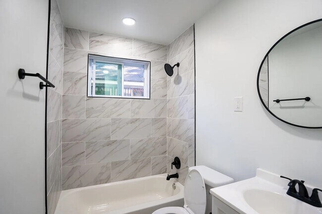 Building Photo - 1736 Euclid Ave