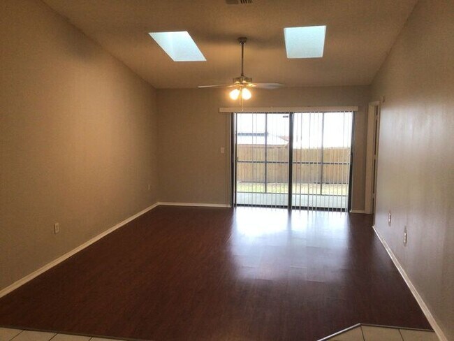 Building Photo - Available Now! 3 Bedroom In NPR!