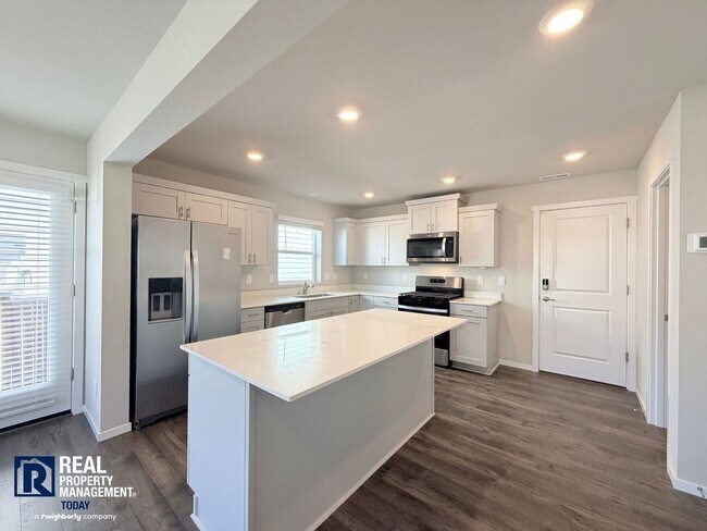 Foto del edificio - Brand-New 3BR Town Home Near JBLM | Bonus Loft, 2-Car Garage & Modern Finishes