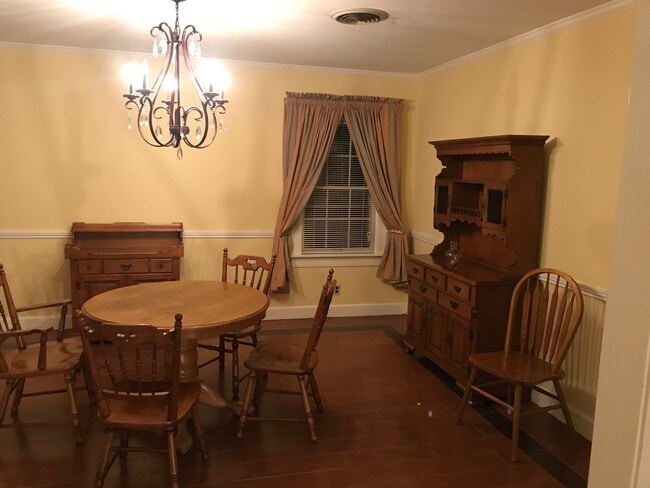 Dining - 804 E Bell St