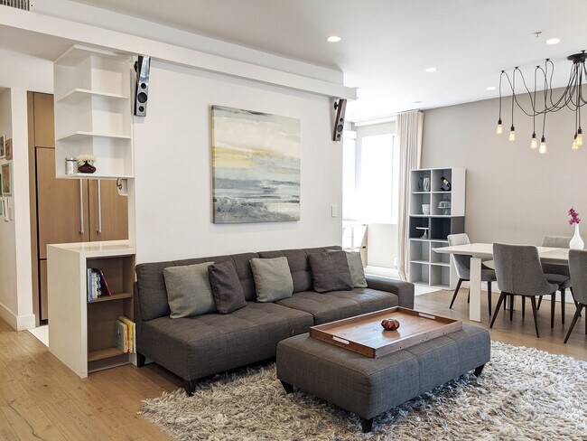 Living - 825 S Shenandoah St