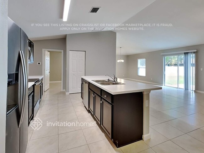 Building Photo - 529 NW Floresta Dr