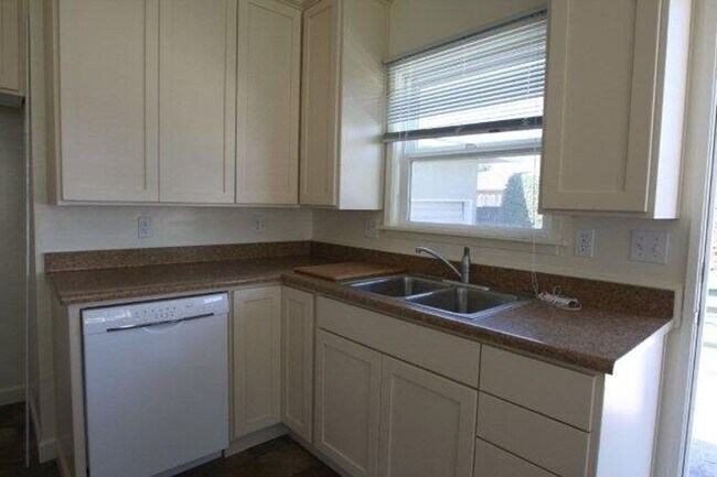 Foto del edificio - 4 Bedroom 2 Bathroom House in Quiet Neighborhood