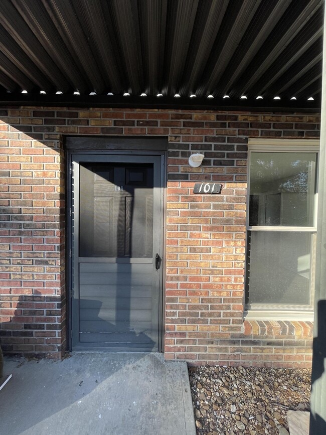 Building Photo - 930 Sparta Dr