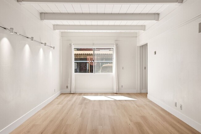 Building Photo - Remodeled 2 Story 3 Bed 1.5 Bath Townhome in Mountain View